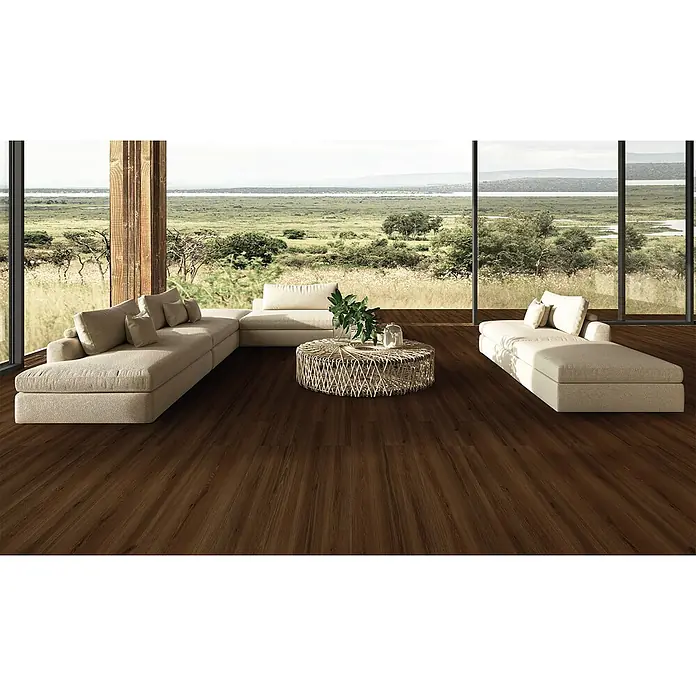 Feinsteinzeug in brauner Holzoptik 20x120 - Italienische Fliesen -  - Dunkelbraune Holzfußbodendielen in einem modernen Wohnzimmer.