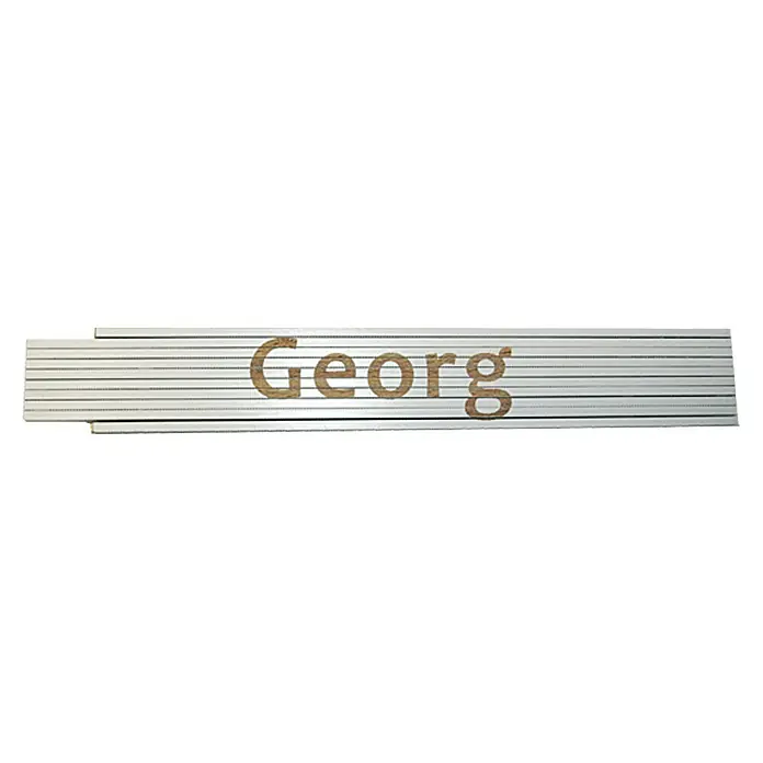 Zollstock - Aufdruck: Georg, 2 m - Namensschild mit dem Namen "Georg" in Holzbeschriftung auf einem silberfarbenen, gerippten Hintergrund.