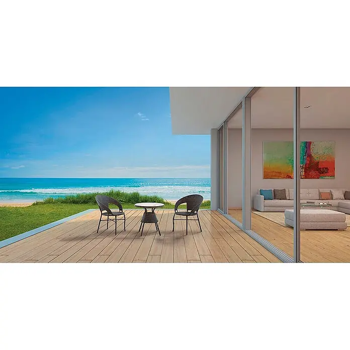 Feinsteinzeug in roher beiger Holzoptik 30x120, rutschhemmend -  - Dunkles Rattan-Terrassenset mit zwei Stühlen und einem runden Tisch auf einer Holzterrasse mit Blick auf einen Strand.