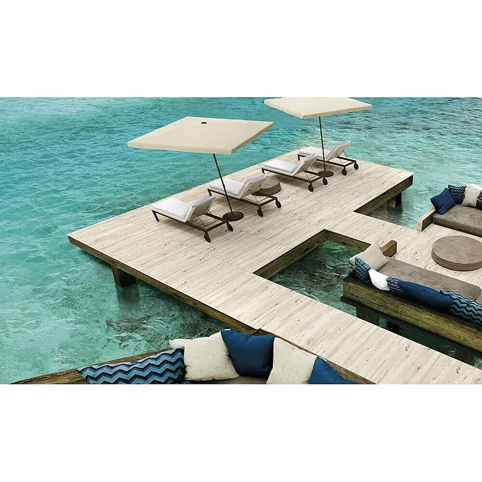 Feinsteinzeug in roher beiger Holzoptik 30x120, rutschhemmend -  - Heller Holzoptik-Außenboden als stilvolle Dock-Terrasse über klarem türkisfarbenem Wasser, ideal für Liegen und Sitzbereiche.