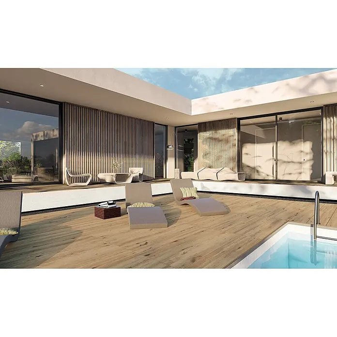 Feinsteinzeug in roher beiger Holzoptik 30x120, rutschhemmend -  - Moderne Außenterrasse mit Holzoptik-Bodenfliesen, hellen Liegestühlen und einem Pool, natürlich beleuchtet.