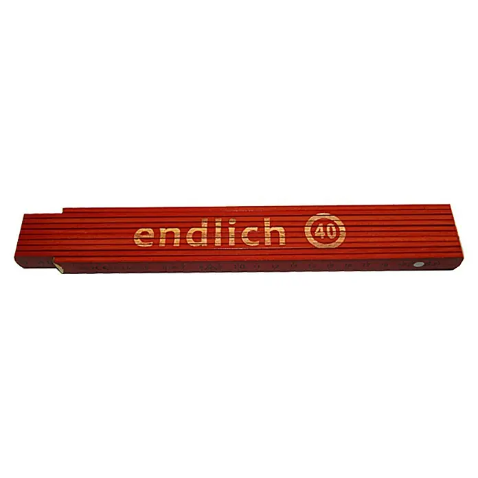 Zollstock - Aufdruck: Endlich 40, 2 m - Ein roter Zollstock mit der Aufschrift "endlich 40", der zum Messen und Markieren von Längen verwendet wird.