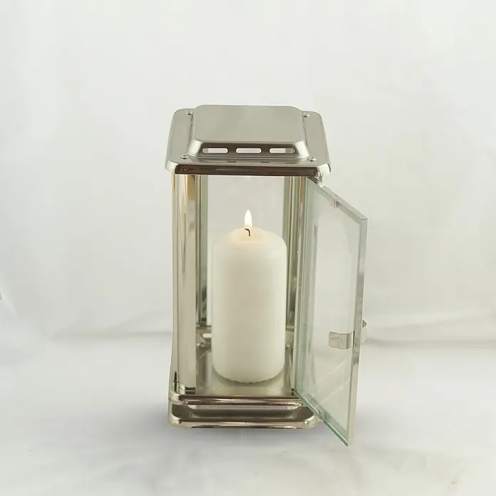 Grablaterne Royal, 12x12x23 cm, Edelstahl, Silber mit Bohrloch -  - Laterne aus silbernem Metall und Glas mit offener Tür, die eine brennende weiße Stumpenkerze enthält.