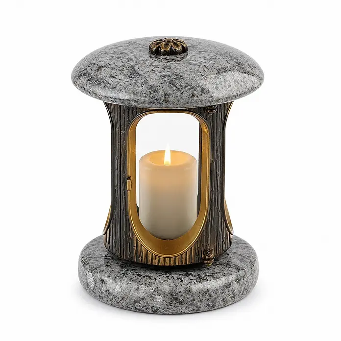 Runde Grablaterne Ø 15 cm, H 22 cm, Granit Orion, Gold-Messing -  - Grablampe aus grauem Granit mit dunklem Bronzekorpus, goldenen Akzenten und brennender Kerze.