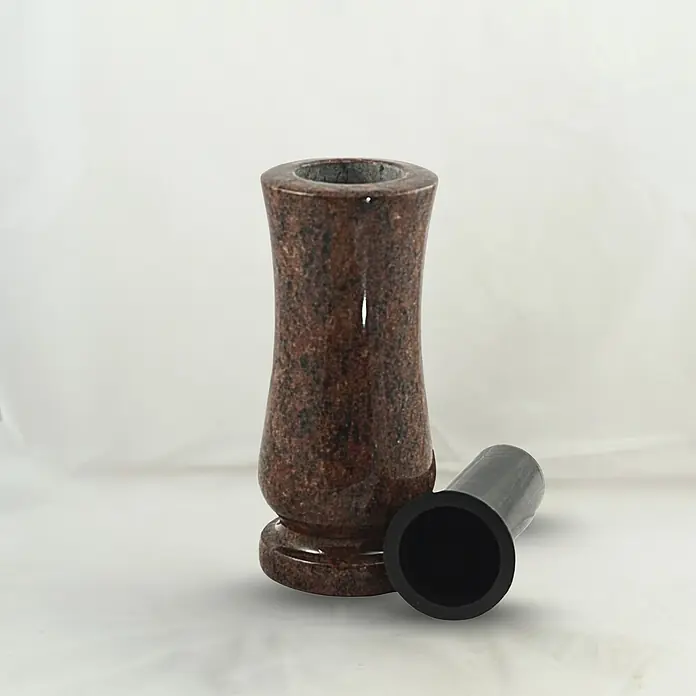 Grabvase Taille-medium, ØxH: 12x25 cm, Granit, Vanga, Rotbraun -  - Polierte dunkelrote Granit-Grabvase mit schwarzen Sprenkeln und einem separaten schwarzen Einsatz.