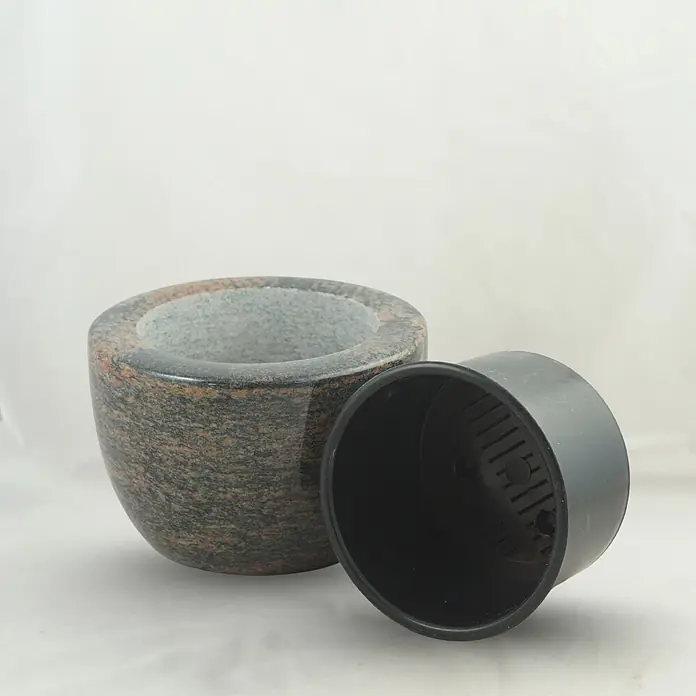 Grabschale Modern, ØxH: 24x15 cm, Granit, Gneis, Rot-Grau -  - Ein Granitmörser und ein schwarzer Kunststoffbehälter oder Deckel.