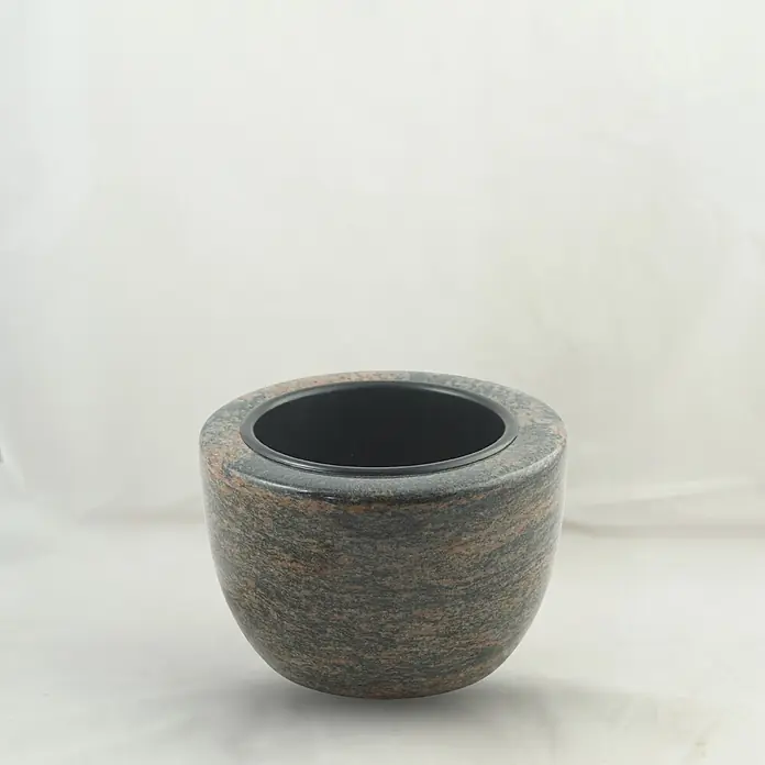 Grabschale Modern, ØxH: 24x15 cm, Granit, Gneis, Rot-Grau -  - Runder Granit-Pflanztopf mit dunkelgrauen und rotbraunen Sprenkeln, ausgestattet mit einem schwarzen Inneneinsatz.