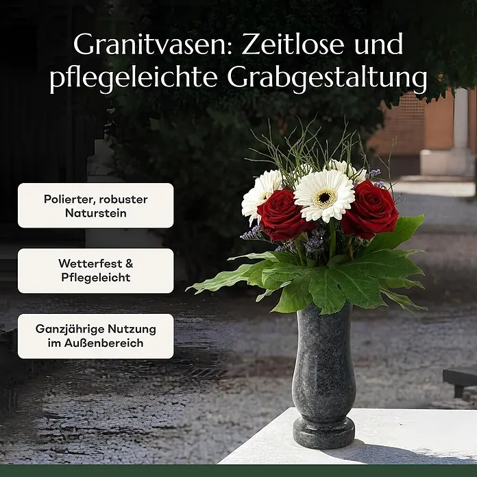 Grabvase Taille-medium, ØxH: 12x25 cm, Granit, Orion, Blaugrau -  - Eine dunkle, polierte Granitvase mit einem Blumenstrauß auf einem Grabstein. Zeitlose und pflegeleichte Grabgestaltung.