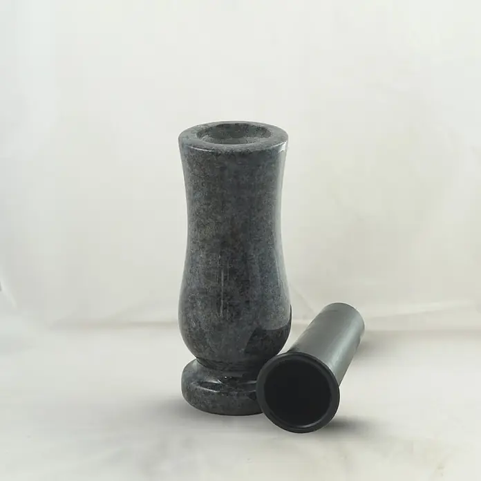 Grabvase Taille-medium, ØxH: 12x25 cm, Granit, Orion, Blaugrau -  - Dunkelgraue gesprenkelte Granitvase mit separatem schwarzem Kunststoffeinsatz für Blumen.