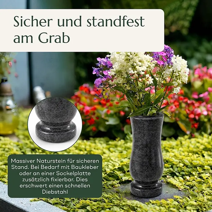 Grabvase Taille-medium, ØxH: 12x25 cm, Granit, Orion, Blaugrau -  - Dunkle Granit-Grabvase mit Blumen im Garten. Aus massivem Naturstein für sicheren Stand, zusätzlich fixierbar gegen Diebstahl.