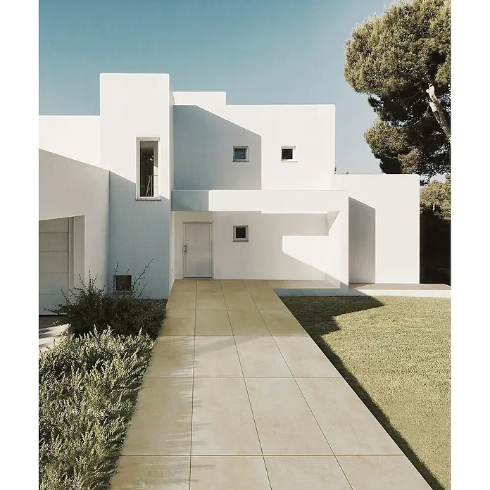 Feinsteinzeug in elfenbein Harzoptik 60x120 - Italienische Fliesen -  - Outdoor-Pflasterung: ein moderner beigefarbener Fliesenweg, der zu einem Haus führt.