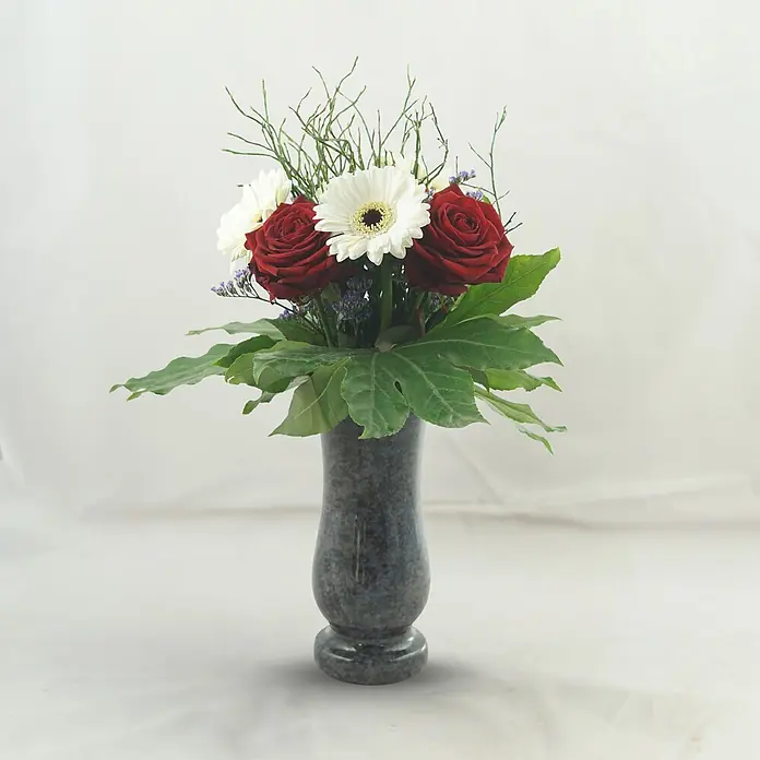 Grabvase Taille-medium, ØxH: 12x25 cm, Granit, Orion, Blaugrau -  - Blumenstrauß mit roten Rosen und weißen Gerbera und Blättern in dunkler, gesprenkelter Steinvase.