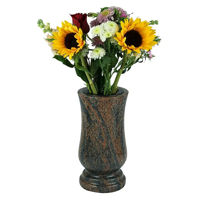 Grabvase Taille-exclusiv, ØxH: 15x28 cm, Granit, Gneis, Rot-Grau -  - Polierte Vase aus dunkelbraunem und schwarz gestreiftem Granit mit einem bunten Strauß Sonnenblumen und Mischblumen.