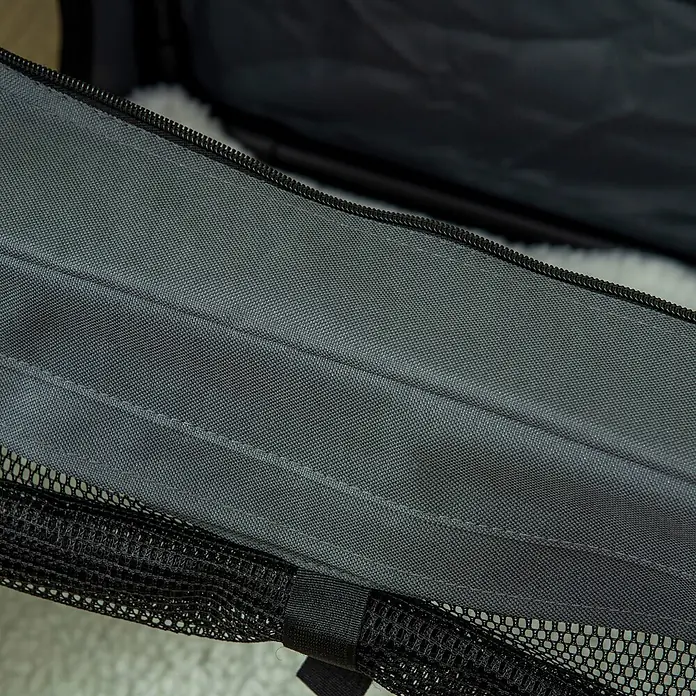 PawHut Hundetasche Grau 60L x 42B x 42H cm -  - Nahaufnahme eines dunkelgrauen Gewebeteils einer Tasche oder Transportbox mit schwarzem Reißverschluss und schwarzem Netz zur Belüftung.