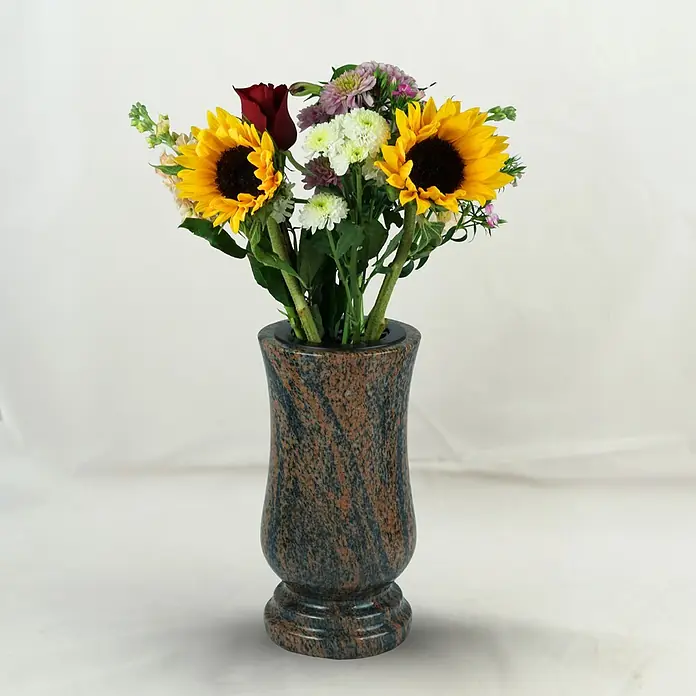 Grabvase Taille-exclusiv, ØxH: 15x28 cm, Granit, Gneis, Rot-Grau -  - Polierte Granit-Blumenvase mit braunen und dunkelgrauen Wirbelmustern, die einen bunten Blumenstrauß hält.