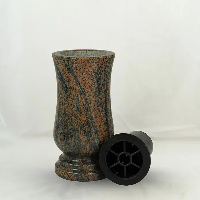 Grabvase Taille-exclusiv, ØxH: 15x28 cm, Granit, Gneis, Rot-Grau -  - Polierte Granitvase mit rotbraunen und dunkelgrauen Mustern, gezeigt mit einem schwarzen Kunststoffeinsatz.