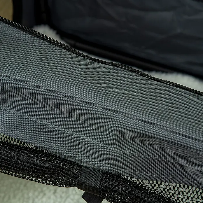 PawHut Hundetasche Grau 60L x 42B x 42H cm -  - Nahaufnahme eines grauen Textilprodukts mit schwarzem Reißverschluss und Netztasche.