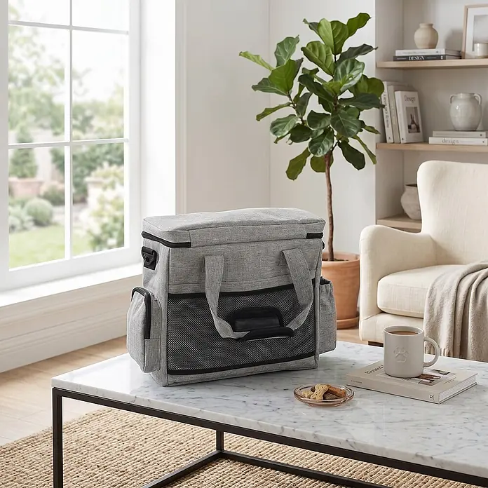 PawHut Katzentransporttasche Hellgrau 38L x 17B x 35H cm -  - Graue Kühltasche aus Stoff mit Netzfächern und schwarzen Akzenten auf einem Couchtisch im Wohnzimmer.