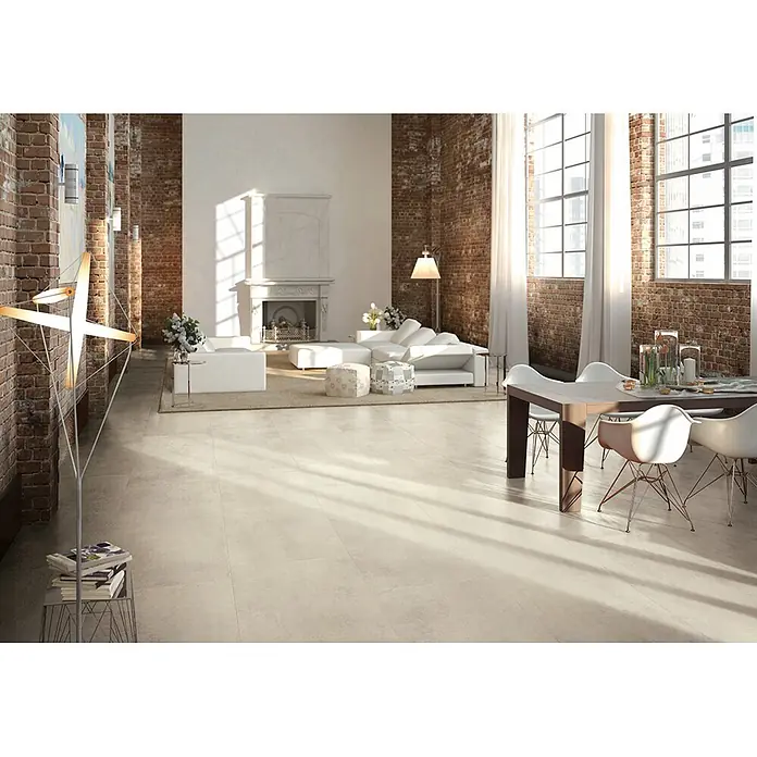 Feinsteinzeug in beiger spachtelartiger Harzoptik 30x60 - Ital. Fliesen -  - Geräumiger Wohnbereich mit hellbeigen Großformat-Bodenfliesen, die einen hellen, modernen Look schaffen.