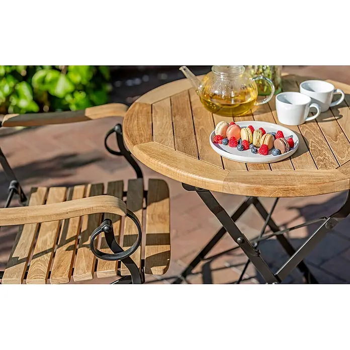 Teak Klapptisch rund 70 cm Massivholz wetterfest für Balkon Terrasse Garten -  - Bistro-Set aus Holzlatten und schwarzem Metallrahmen, draußen mit Tee und Macarons.