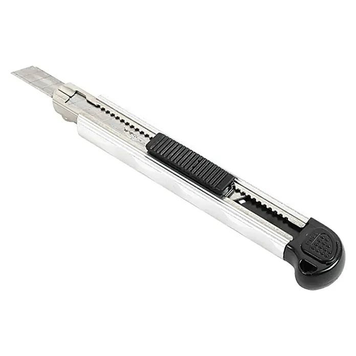 Wisent Cuttermesser CMA 9 - Abbrechklinge, Klingenbreite: 9 mm - Ein ausziehbares Teppichmesser mit silbernem Gehäuse, schwarzem Schieber und einer scharfen Klinge für präzise Schneidarbeiten.