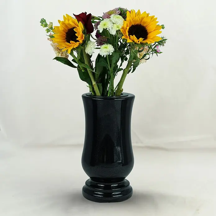 Grabvase Taille-exclusiv, ØxH: 15x28 cm, Granit, Schwedisch Black, Schwarz -  - Schwarze Granitvase mit einem bunten Blumenstrauß aus Sonnenblumen, einer roten Rose und gemischten weißen und violetten Blüten.