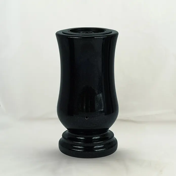 Grabvase Taille-exclusiv, ØxH: 15x28 cm, Granit, Schwedisch Black, Schwarz -  - Vase aus poliertem schwarzem Granit mit geschwungenem Korpus, runder Öffnung und gestuftem Sockel.