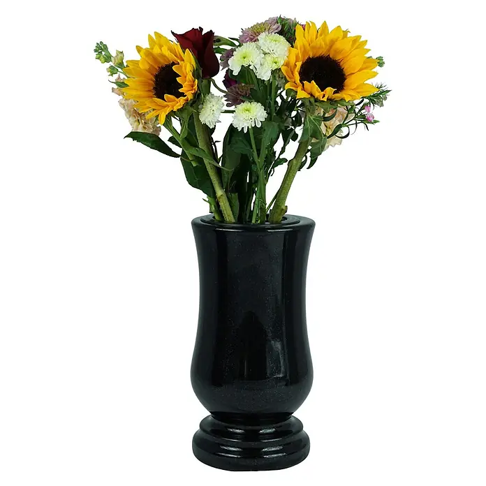 Grabvase Taille-exclusiv, ØxH: 15x28 cm, Granit, Schwedisch Black, Schwarz -  - Polierte schwarze Granitvase mit einem lebhaften Blumenstrauß.
