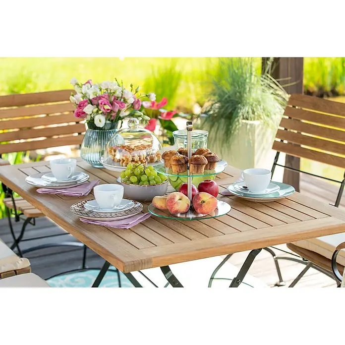 Teak Klapptisch 80 x 80 cm wetterfest edel für Balkon Terrasse Garten -  - Ein Holzesstisch für den Garten, gedeckt mit Teetassen, Obst, Muffins und Waffeln für eine Feier im Freien.