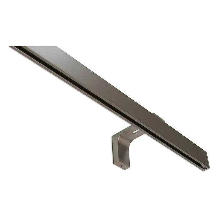 Gardinenschienen-Set Länge 210cm Loft 1-lauf Edelstahl-optik Aluminium -  - Abgewinkeltes Handlauf aus gebürsteter Bronze mit dunkler oberer Nut, an einer Wandhalterung montiert.