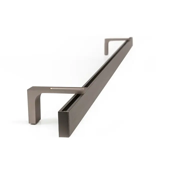 Gardinenschienen-Set Länge 210cm Loft 1-lauf Edelstahl-optik Aluminium -  - Langer dunkelgrauer Metallgriff mit zwei L-förmigen Halterungen.