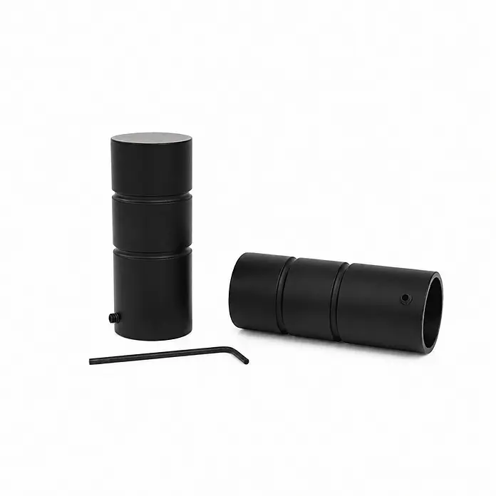 Gardinenstangen-Set Länge 600cm Style Metall Zylinder Schwarz -  - Zwei schwarze zylindrische Gardinenstangenverbinder mit einem Inbusschlüssel.