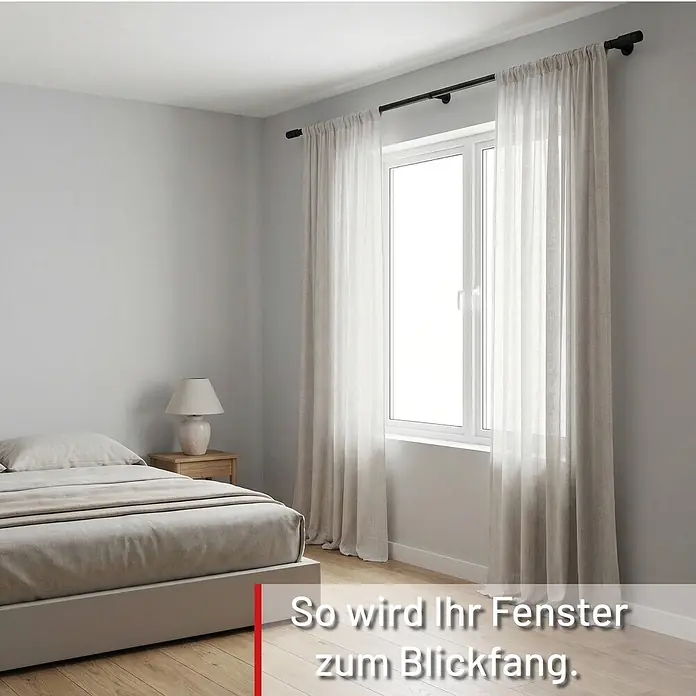 Gardinenstangen-Set Länge 600cm Style Metall Zylinder Schwarz -  - Leichte transparente Vorhänge an einer schwarzen Stange rahmen ein Schlafzimmerfenster ein und verschönern den Raum.