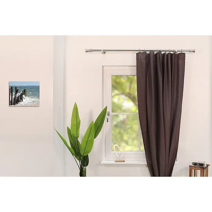 Gardinenstangen-Set Style Metall Edelstahl-optik Kegel Länge 400cm -  - Eine silberfarbene Metall-Gardinenstange ist über einem Fenster montiert und hält einen dunkelbraunen Vorhang.
