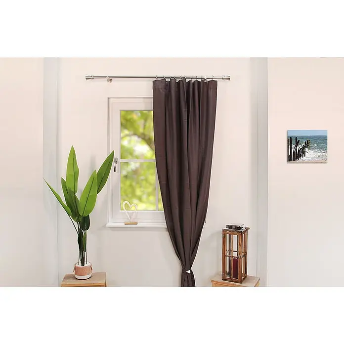 Gardinenstangen-Set Style Metall Edelstahl-optik Kegel Länge 400cm -  - Brauner Vorhang an silberner Gardinenstange vor einem Fenster, seitlich gerafft.