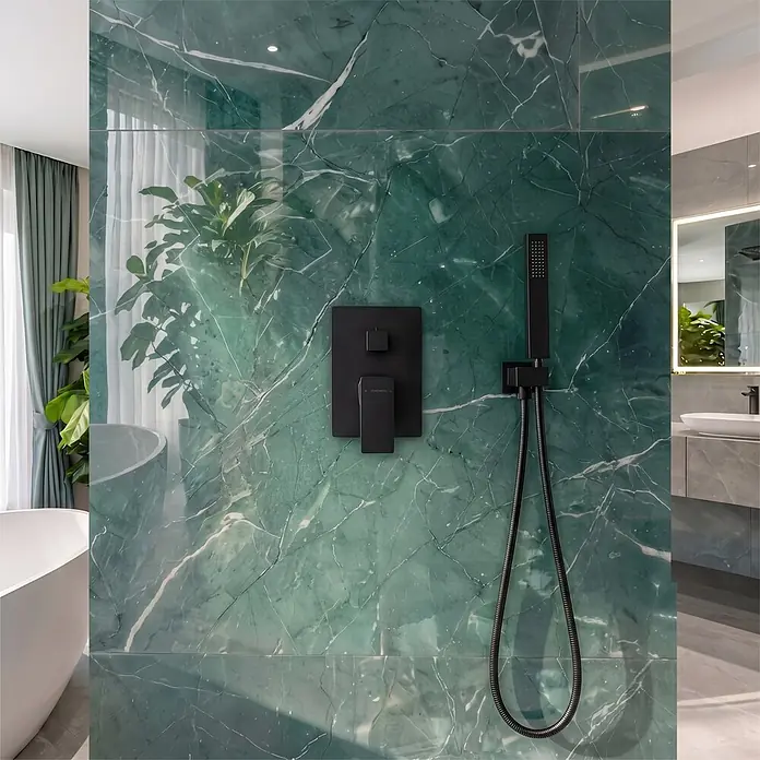 Bad Land Unterputz-Duschset TORIN mit Einbaukörper, Schwarz -  - Matt-schwarze Duscharmatur mit Handbrause an einer glänzenden grünen Marmorwand im modernen Badezimmer.