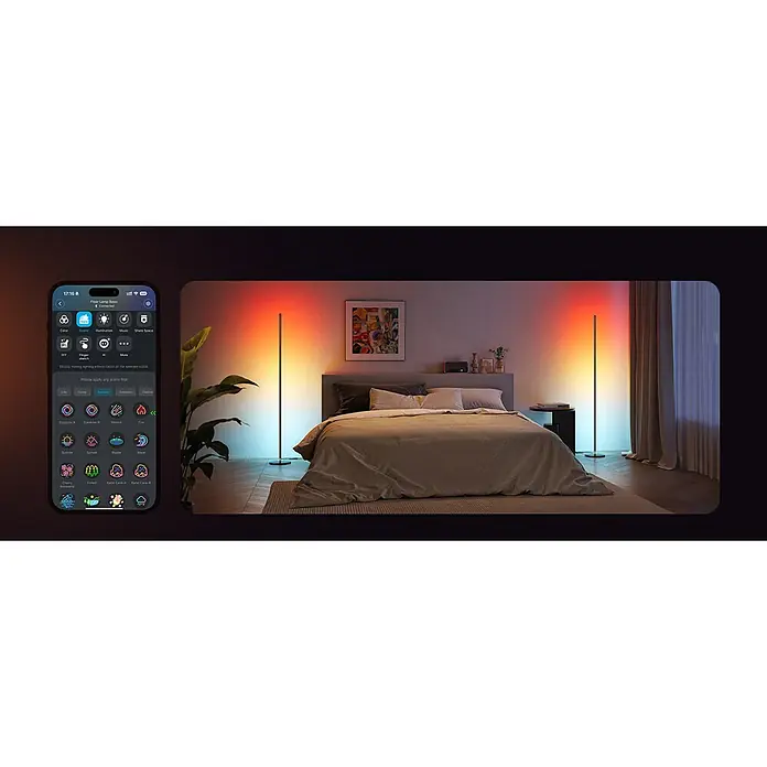 Govee LED-Stehleuchte Lamp Lite - 24 W, Höhe: 136,3 cm, Schwarz - Zwei schlanke, schwarze RGB-Stehlampen beleuchten ein Schlafzimmer mit anpassbarer Farbverlauf-Beleuchtung per Smartphone-App.