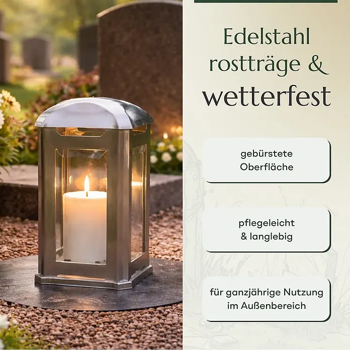 Grablampe Venezia aus Edelstahl, silberfarben, 13×13×24 cm – wetterfest -  - Gebürstete Edelstahl-Laterne mit brennender Kerze, für dauerhaften ganzjährigen Außeneinsatz, auf einem Friedhof.