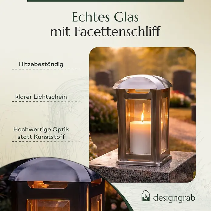 Grablampe Venezia aus Edelstahl, silberfarben, 13×13×24 cm – wetterfest -  - Eine silberfarbene Laterne mit Echtglas und Facettenschliff steht auf einem Grabstein in einem Friedhof. Im Inneren brennt eine weiße Kerze.