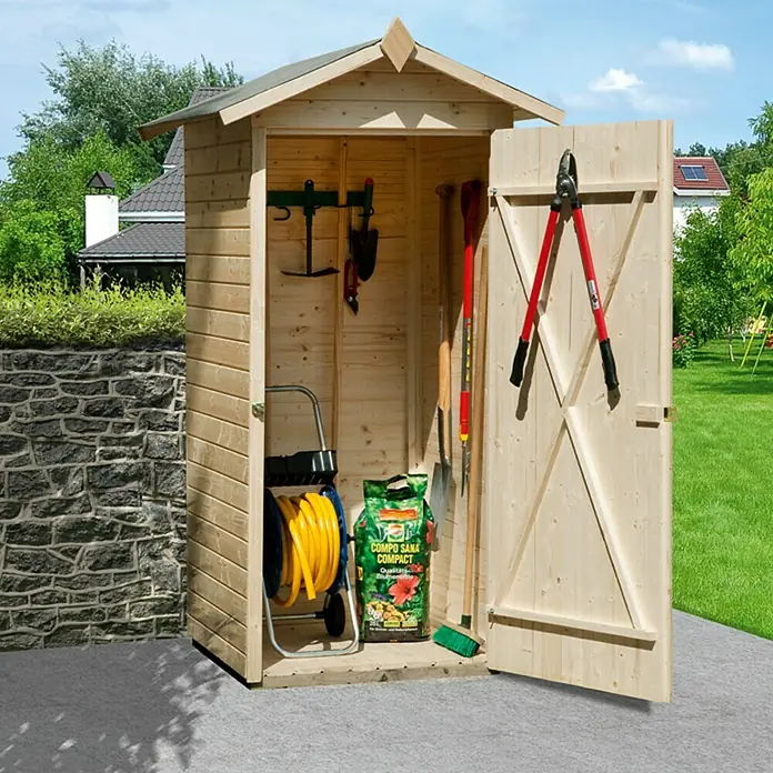 Weka Gartenschrank - L x B: 83 x 85 cm, Wandstärke: 14 mm - Ein offener Holzschuppen voller Gartengeräte, einschließlich einer Schlauchhaspel und einem Sack Blumenerde, im Freien neben einer Steinmauer.