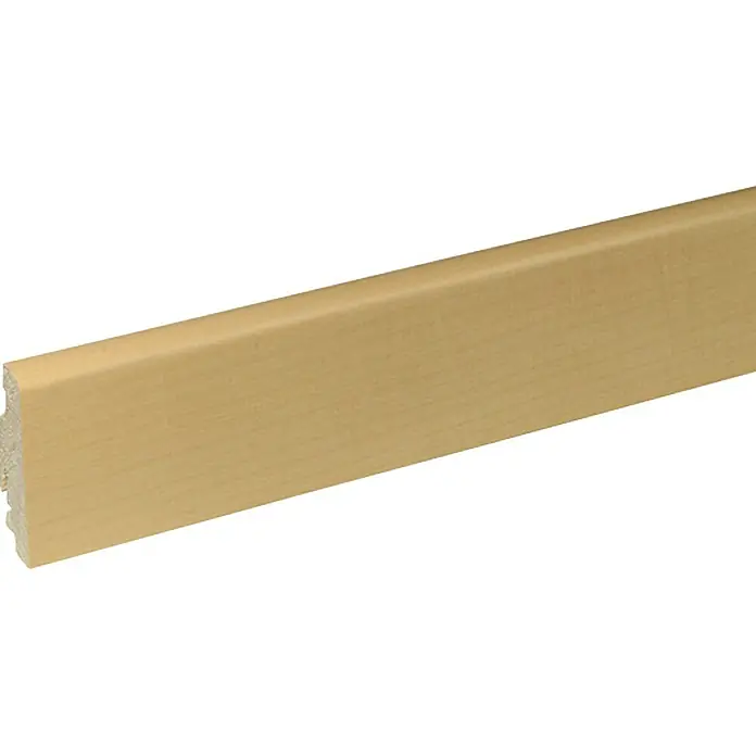 Profiles and more Sockelleiste SU60L Ahorn Comfort - 250 cm x 19 mm x 58 mm, Fichte, Ahorn - Eine Nahaufnahme einer Sockelleiste aus hellem Holz mit gefrästen Kanten, ideal für Bodenabschlüsse. Die Fußleiste ist schlicht und modern gestaltet.