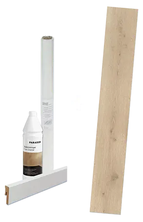 Heller Laminatboden mit Holzoptik, dazu eine Rolle PE-Folie, eine Flasche Bodenreiniger und eine weiße Sockelleiste.