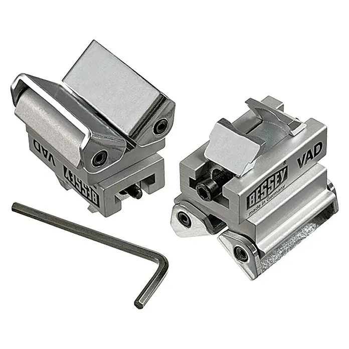 Bessey Spannaufsatz Vario VAD - Passend für: Bessey Tempergusszwingen, Bessey Ganzstahlzwingen GZ/GMZ - Zwei Bessey VAD Winkeleinstellbare Schraubstöcke und ein Inbusschlüssel, die für präzises Arbeiten in verschiedenen Winkeln geeignet sind.