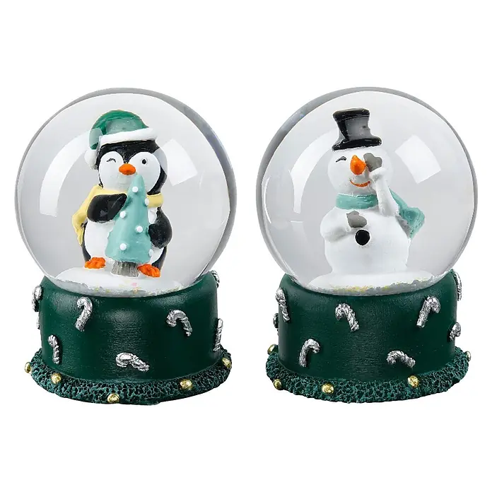 Schneekugel - Kunststoff, Schneemann, Pinguin - Zwei festliche Schneekugeln mit Pinguin und Weihnachtsbaum sowie einem Schneemann, auf grünen Böden mit Zuckerstangen.