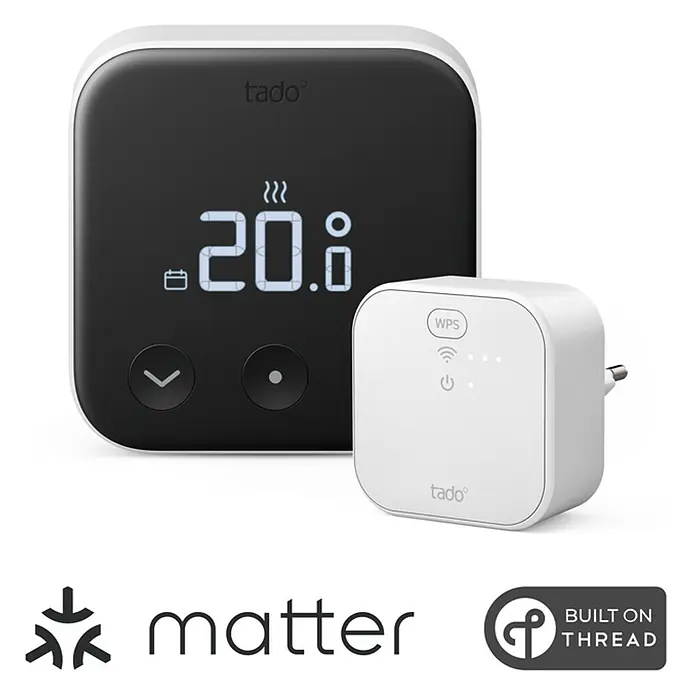 Tado Juego de termostato + Bridge X - Blanco/Negro, Termostáto + Bridge - Termostato inteligente Tado blanco y negro mostrando 20.0°C y puente de internet blanco, compatible con Matter y Thread.
