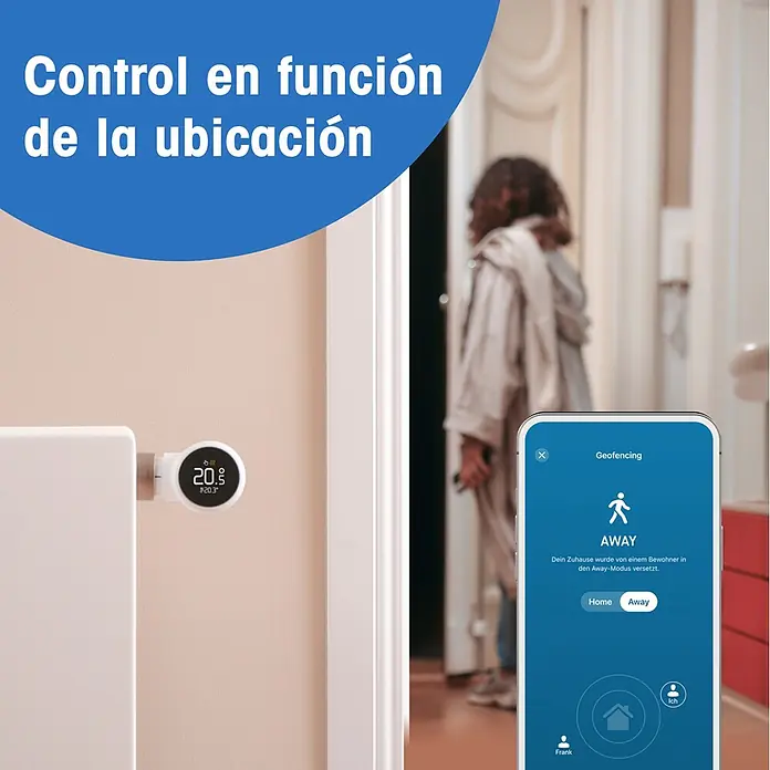 Tado Juego de termostato Bridge X + Cabezal Termoestático X - Blanco, Cabezal y Bridge - Termostato blanco en radiador, 20.8°C. App de smartphone con geofencing 'Ausente'; persona sale de casa para control de calefacción por ubicación.