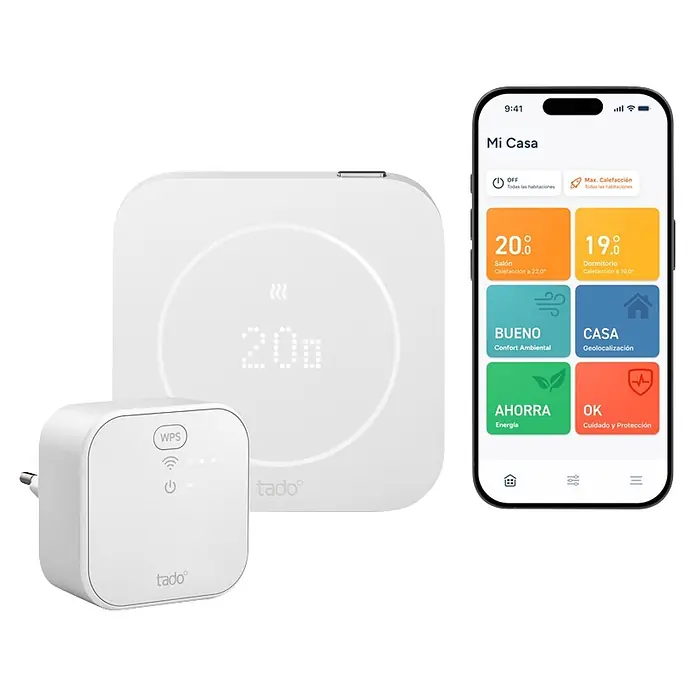 Tado Juego de termostato + Bridge X 2ª Generación - Blanco, Termostáto + Bridge - Sistema de control de calefacción inteligente Tado blanco: un termostato cuadrado, un puente enchufable y una aplicación móvil mostrando temperaturas.