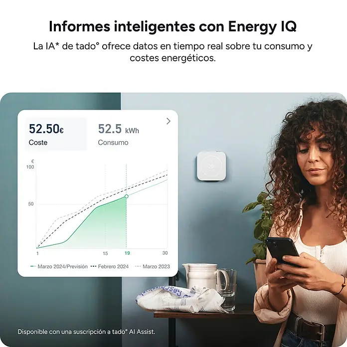 Tado Juego de termostato - Blanco, Sensor + Receptor + 2 Cabezales - Termostato inteligente tado° blanco en una pared, con una app que muestra costos y consumo de energía. Una mujer interactúa con su teléfono.