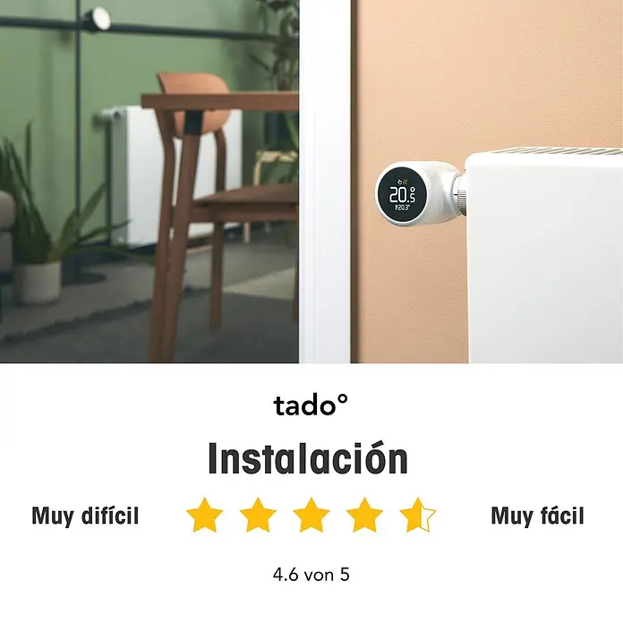 Tado Juego de termostato Bridge X + Cabezal Termoestático X - Blanco, Cabezal y Bridge - Un termostato de radiador inteligente blanco con pantalla digital que muestra 20,5°C está instalado en un radiador blanco en una habitación.