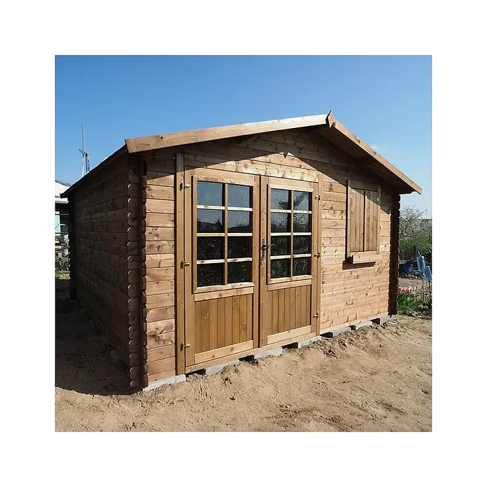 Gartenhaus, Gerätehaus 16m2 - 4x4m - 28mm - Imprägniert -  - Ein hellbrauner Gartenpavillon aus Holz mit doppelten Glastüren und Fensterladen, auf sandigem Boden unter blauem Himmel.
